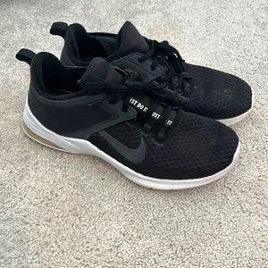 black nike tennis shoes size womens 9.5